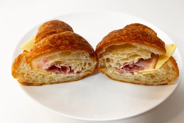セブンイレブン　低糖質パン　ベーコン&チーズ
