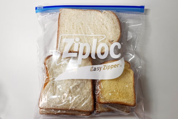 業務用スーパーの食パンをジップロックに入れる