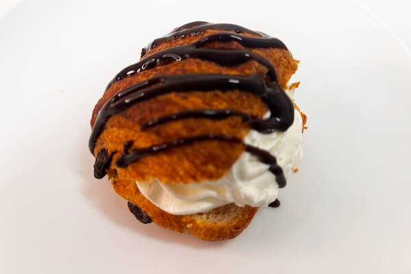 コストコ　パンオショコラ　生クリーム　チョコソース