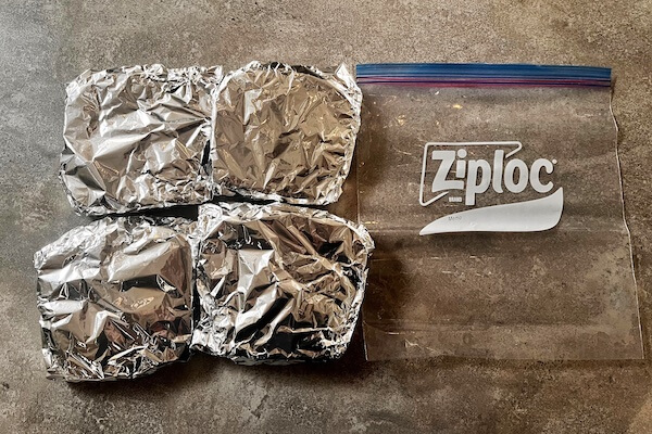 アルミホイルを巻いたコストコのホテルブレッドとZiploc（ジップロック）