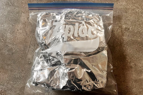 アルミホイルを巻いたコストコのホテルブレッドをZiploc（ジップロック）に入れました