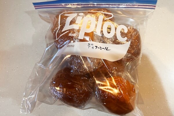 サランラップに巻いたコストコのディナーロールをZiploc（ジップロック）に入れました