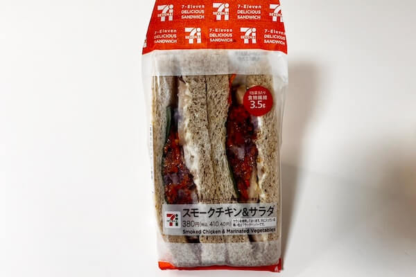 セブンイレブン　低糖質パン　スモークチキン＆サラダサンド