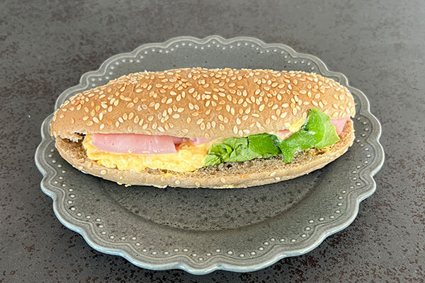 セブンイレブン　低糖質パン　雑穀入りパン ハム＆たまご
