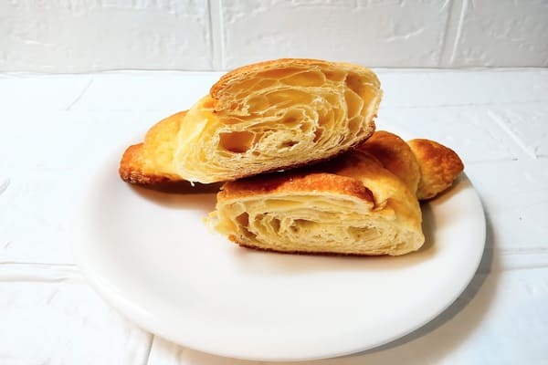 コンビニ（ファミマ）焦がしバターのクロワッサン｜バターの風味豊かなクロワッサン 