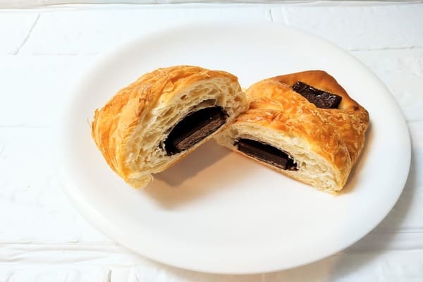 コンビニ（ローソン）チョコクロワッサン｜厚みのあるチョコの食感が楽しめる上品な甘さのクロワッサン