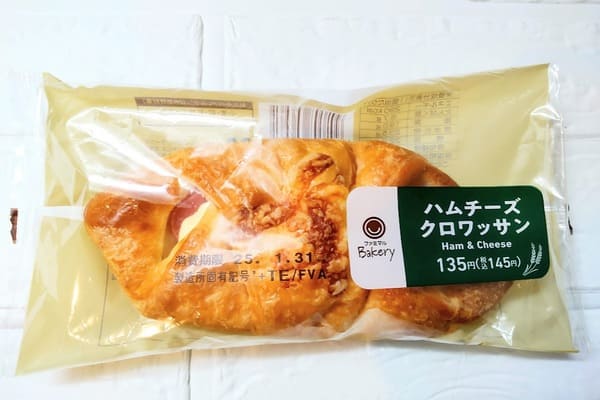 コンビニ（ファミマ）ハムチーズクロワッサン｜チーズとハムの食べ応えが抜群なお惣菜クロワッサン