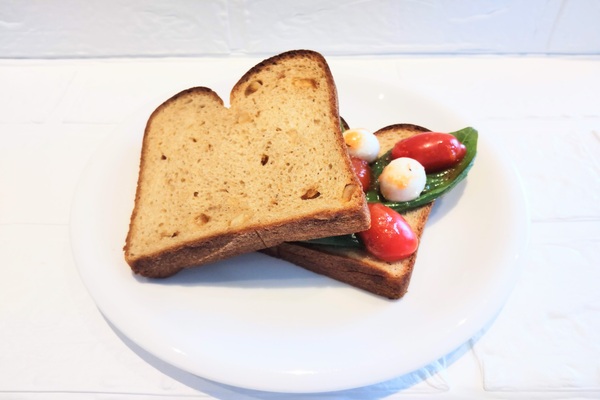 ベースブレッド　ミニ食パン・オレンジ　低カロリー　アレンジレシピ　トマトとモッツァレラチーズのサンドイッチ