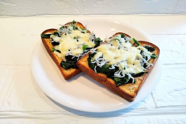 ベースブレッド　ミニ食パン・プレーン　低カロリー　アレンジレシピ　しらすとほうれん草のチーズトースト